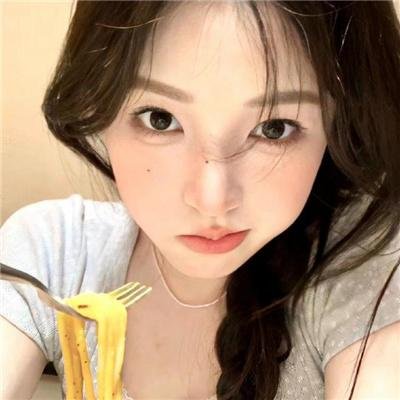 举杯畅饮的姐姐们